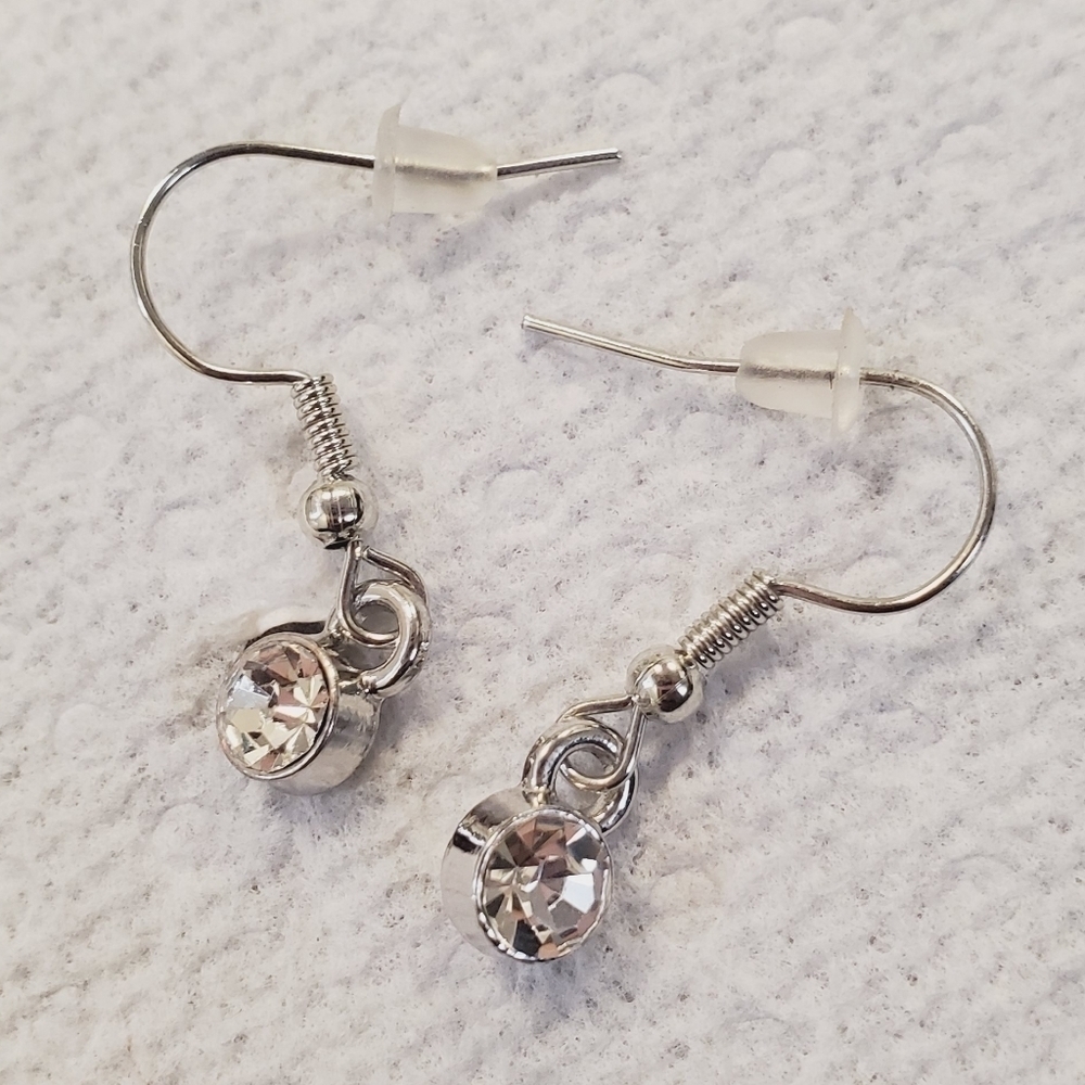 4/$20 Silver Sparkling Drop Earring 🌴